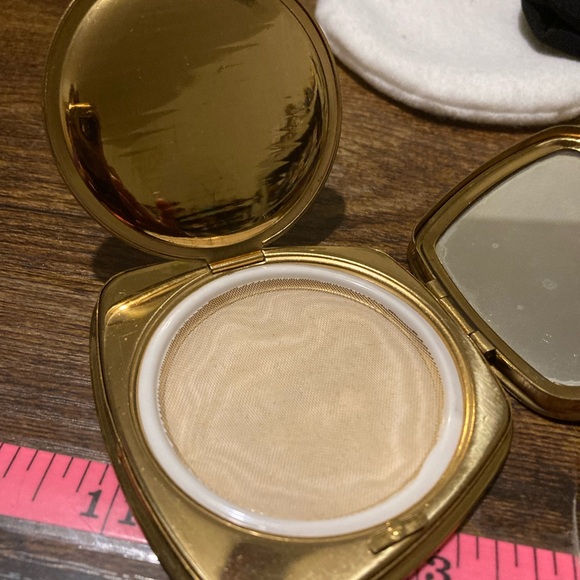 Vintage Rose Petit point embroidery on compact set - Picture 6 of 16